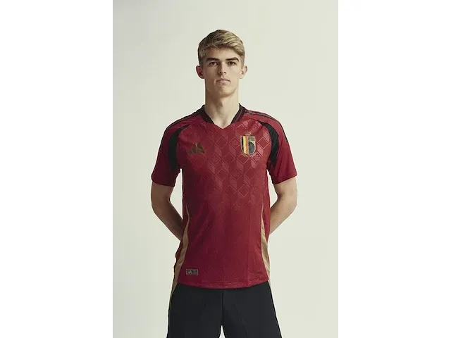 Gesigneerd rode duivels shirt - charles de ketelaere - afbeelding 7 van  9