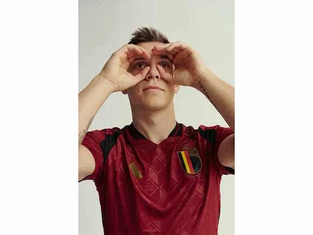 Gesigneerd rode duivels shirt - leandro trossard - afbeelding 2 van  5