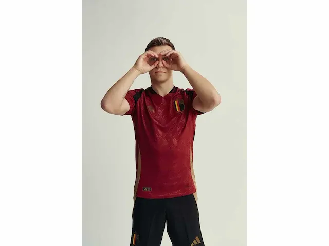 Gesigneerd rode duivels shirt - leandro trossard - afbeelding 4 van  5