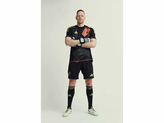 Gesigneerd rode duivels shirt - matz sels - afbeelding 4 van  8