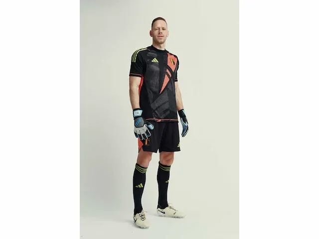 Gesigneerd rode duivels shirt - matz sels - afbeelding 5 van  8