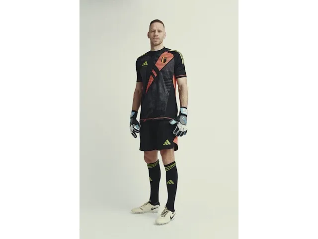 Gesigneerd rode duivels shirt - matz sels - afbeelding 6 van  8