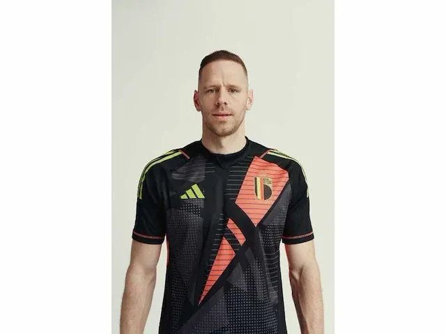 Gesigneerd rode duivels shirt - matz sels - afbeelding 8 van  8