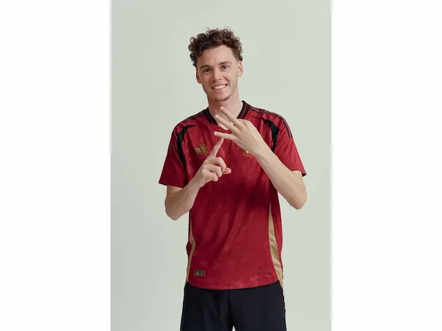 Gesigneerd rode duivels shirt - maxim de cuyper - afbeelding 4 van  7