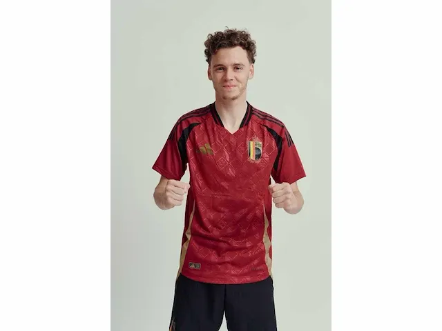 Gesigneerd rode duivels shirt - maxim de cuyper - afbeelding 5 van  7