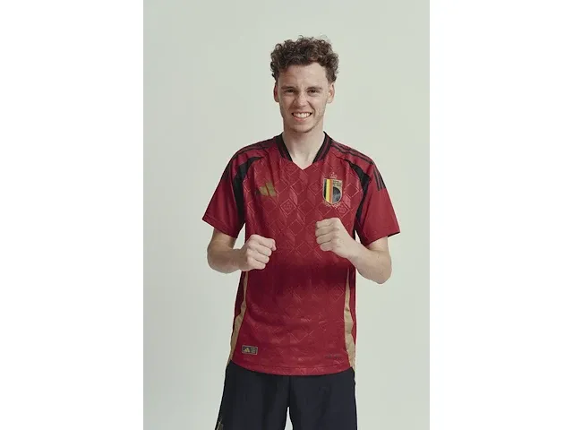 Gesigneerd rode duivels shirt - maxim de cuyper - afbeelding 6 van  7