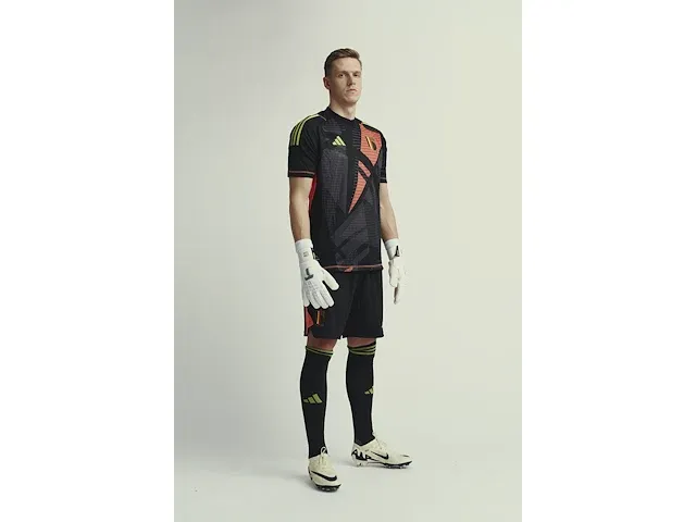 Gesigneerd rode duivels shirt - thomas kaminski - afbeelding 10 van  10