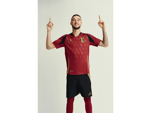 Gesigneerd rode duivels shirt - zeno debast - afbeelding 7 van  11
