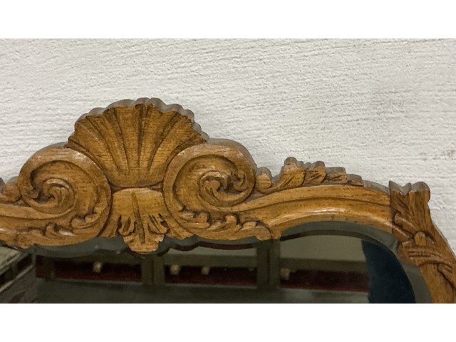 Geslepen spiegel met gesculpteerde kader - afbeelding 2 van  3