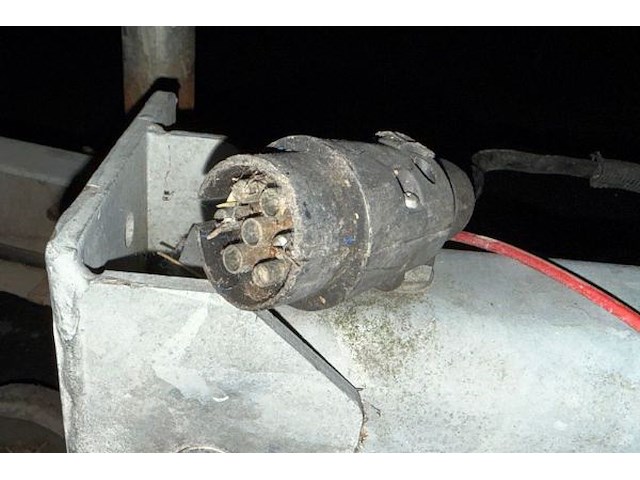 Gesloten aanhangwagen geremd knott - afbeelding 2 van  11