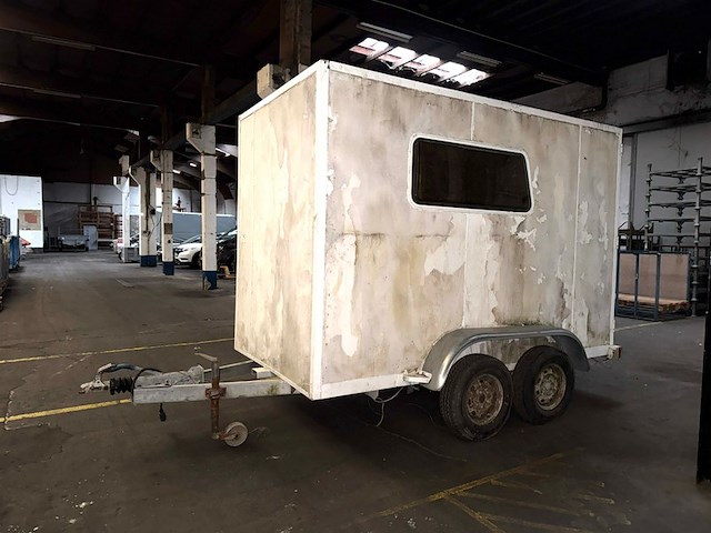 Gesloten aanhangwagen geremd knott - afbeelding 1 van  11