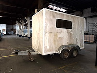 Gesloten aanhangwagen geremd knott