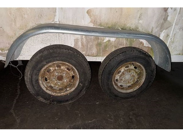Gesloten aanhangwagen geremd knott - afbeelding 5 van  11