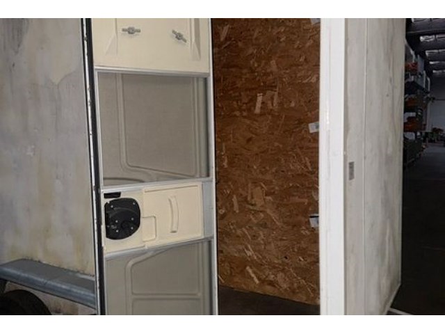 Gesloten aanhangwagen geremd knott - afbeelding 9 van  11