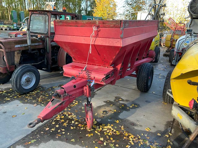 Getrokken kunstmeststrooier - afbeelding 1 van  9