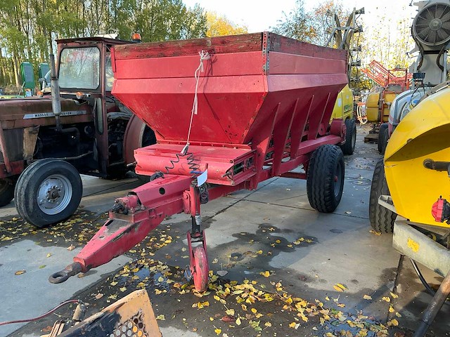 Getrokken kunstmeststrooier - afbeelding 2 van  9