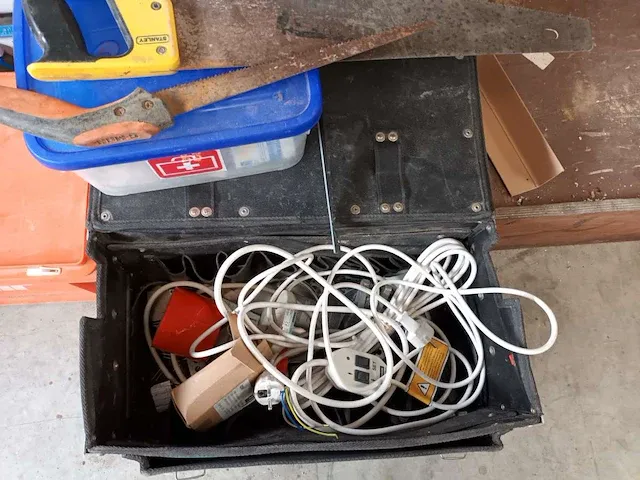 Gevulde materiaalkoffers en sorteertoren. 4 stuks - afbeelding 3 van  6