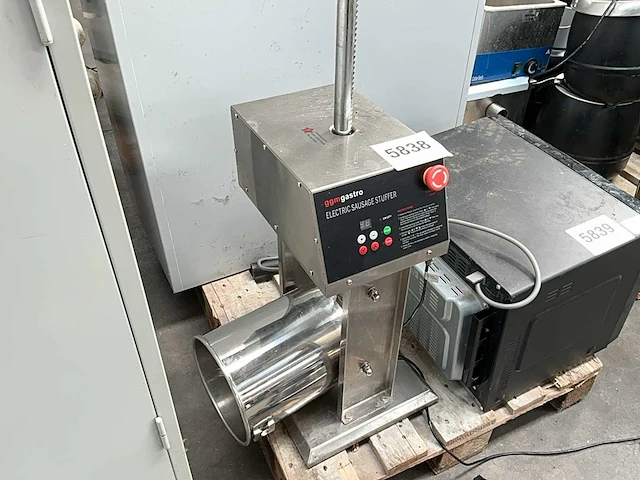 Ggmgastro ewfmh10 elektrische worstenmachine - afbeelding 1 van  6