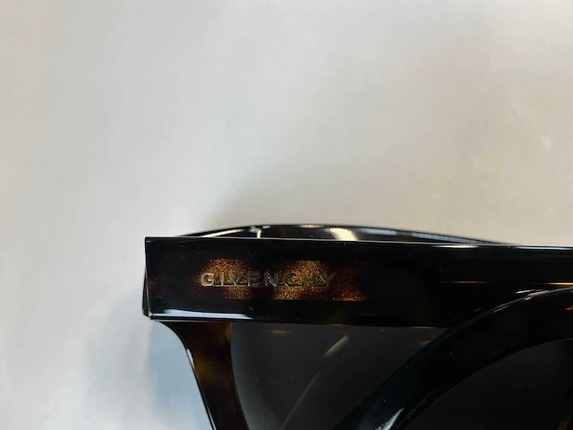 Givenchy zonnebril (8x) - afbeelding 7 van  7