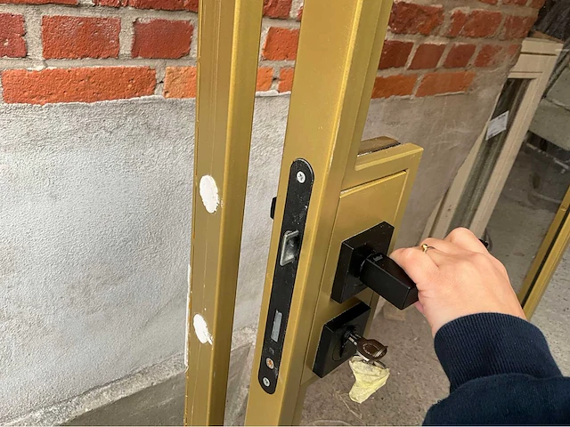 Glazen deur met aluminium kader – ral 1036 goud - afbeelding 6 van  8