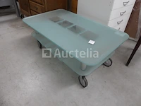 Glazen en metalen salontafel op wielen - afbeelding 2 van  3