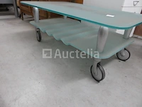 Glazen en metalen salontafel op wielen - afbeelding 3 van  3
