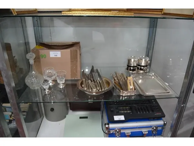Glazen karaf met 3 glazen verzilverde voet, verzilverd messen, 4 inox dienbladen, 2 verzilverde koffietassen met filter - afbeelding 1 van  6