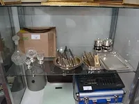 Glazen karaf met 3 glazen verzilverde voet, verzilverd messen, 4 inox dienbladen, 2 verzilverde koffietassen met filter - afbeelding 1 van  6