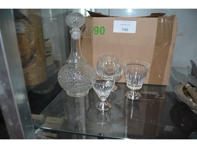 Glazen karaf met 3 glazen verzilverde voet, verzilverd messen, 4 inox dienbladen, 2 verzilverde koffietassen met filter - afbeelding 3 van  6