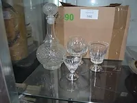Glazen karaf met 3 glazen verzilverde voet, verzilverd messen, 4 inox dienbladen, 2 verzilverde koffietassen met filter - afbeelding 3 van  6
