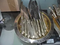 Glazen karaf met 3 glazen verzilverde voet, verzilverd messen, 4 inox dienbladen, 2 verzilverde koffietassen met filter - afbeelding 4 van  6