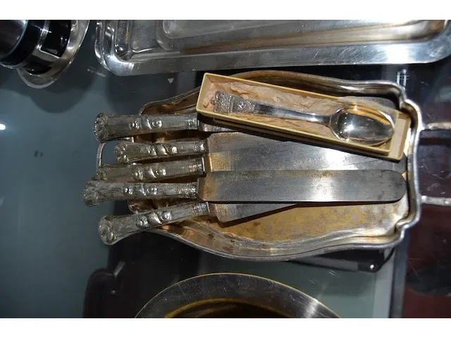 Glazen karaf met 3 glazen verzilverde voet, verzilverd messen, 4 inox dienbladen, 2 verzilverde koffietassen met filter - afbeelding 5 van  6