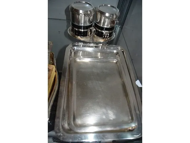Glazen karaf met 3 glazen verzilverde voet, verzilverd messen, 4 inox dienbladen, 2 verzilverde koffietassen met filter - afbeelding 6 van  6