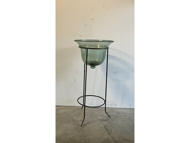 Glazen stolp op ijzeren staander - afbeelding 1 van  1