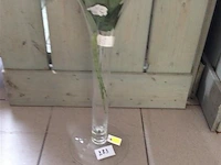 Glazen vaas + inhoud - afbeelding 1 van  3