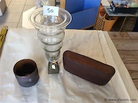 Glazen vaas op metalen voet + - afbeelding 1 van  3