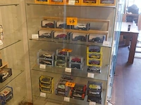 Glazen vitrinekast met sleutel - 2 stuks - afbeelding 1 van  3
