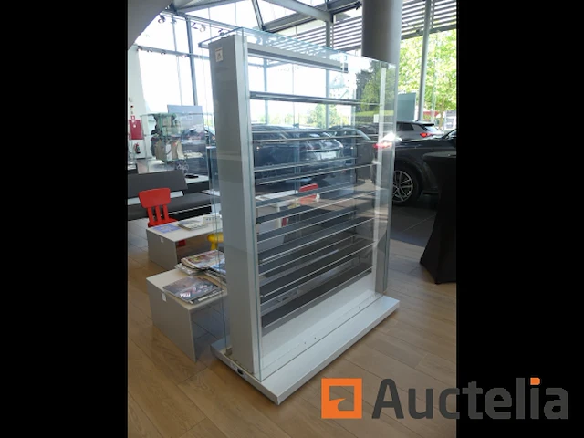 Glazen vitrinekast op wielen - afbeelding 1 van  4