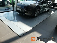 Glazen vloer voor presentatie in de showroom