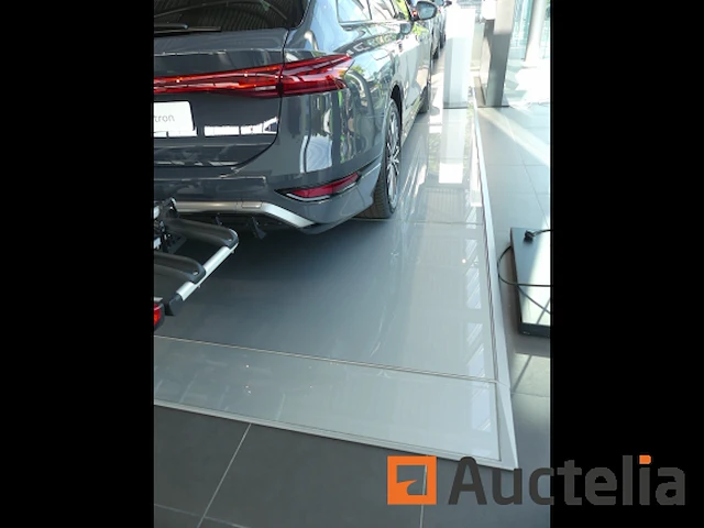 Glazen vloer voor presentatie in de showroom - afbeelding 2 van  4