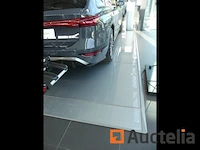 Glazen vloer voor presentatie in de showroom - afbeelding 2 van  4