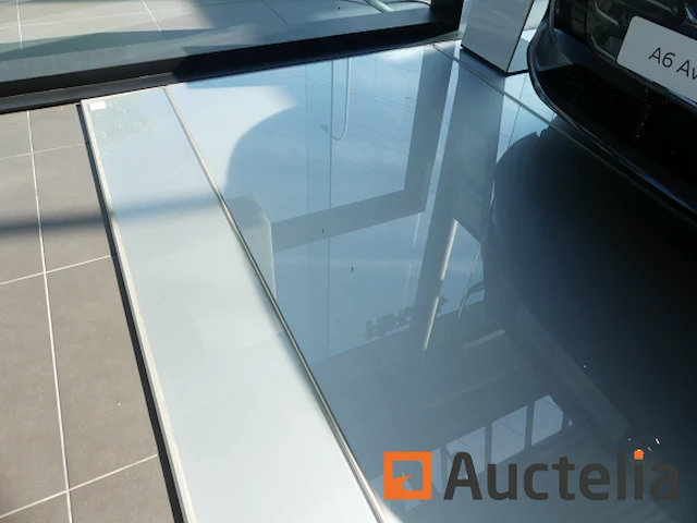 Glazen vloer voor presentatie in de showroom - afbeelding 3 van  4
