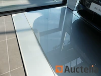Glazen vloer voor presentatie in de showroom - afbeelding 3 van  4