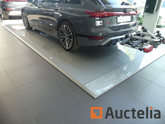 Glazen vloer voor presentatie in de showroom - afbeelding 4 van  4