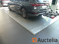 Glazen vloer voor presentatie in de showroom - afbeelding 4 van  4
