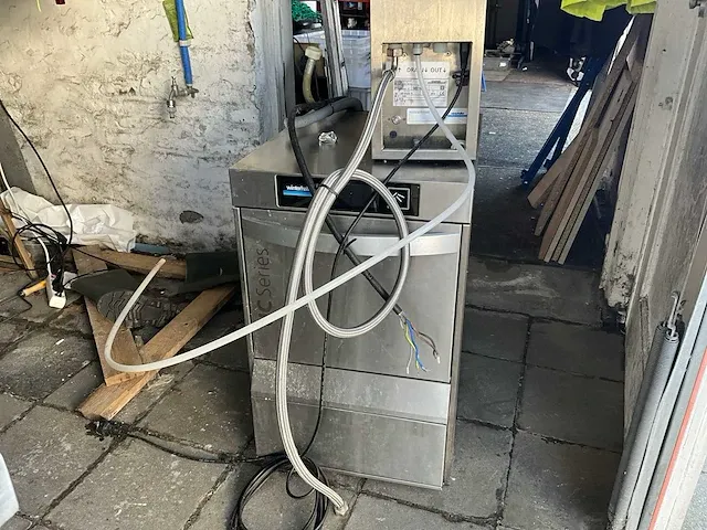 Glazenvaatwasmachine winterhalter compleet met osmosesysteem - afbeelding 1 van  7