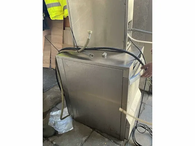 Glazenvaatwasmachine winterhalter compleet met osmosesysteem - afbeelding 3 van  7