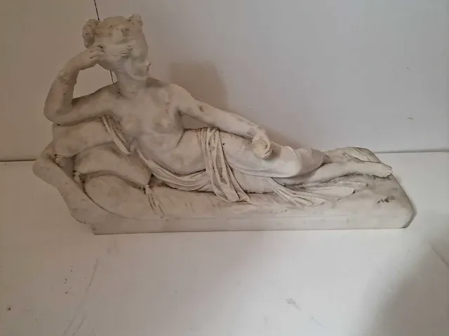 Godin venus op een zetel - getekend - european pottery - afbeelding 1 van  19