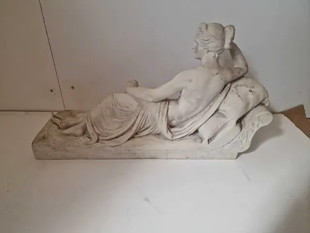 Godin venus op een zetel - getekend - european pottery - afbeelding 12 van  19