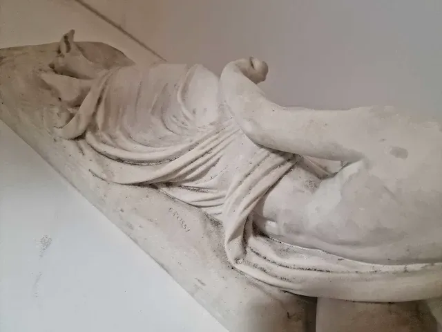 Godin venus op een zetel - getekend - european pottery - afbeelding 15 van  19